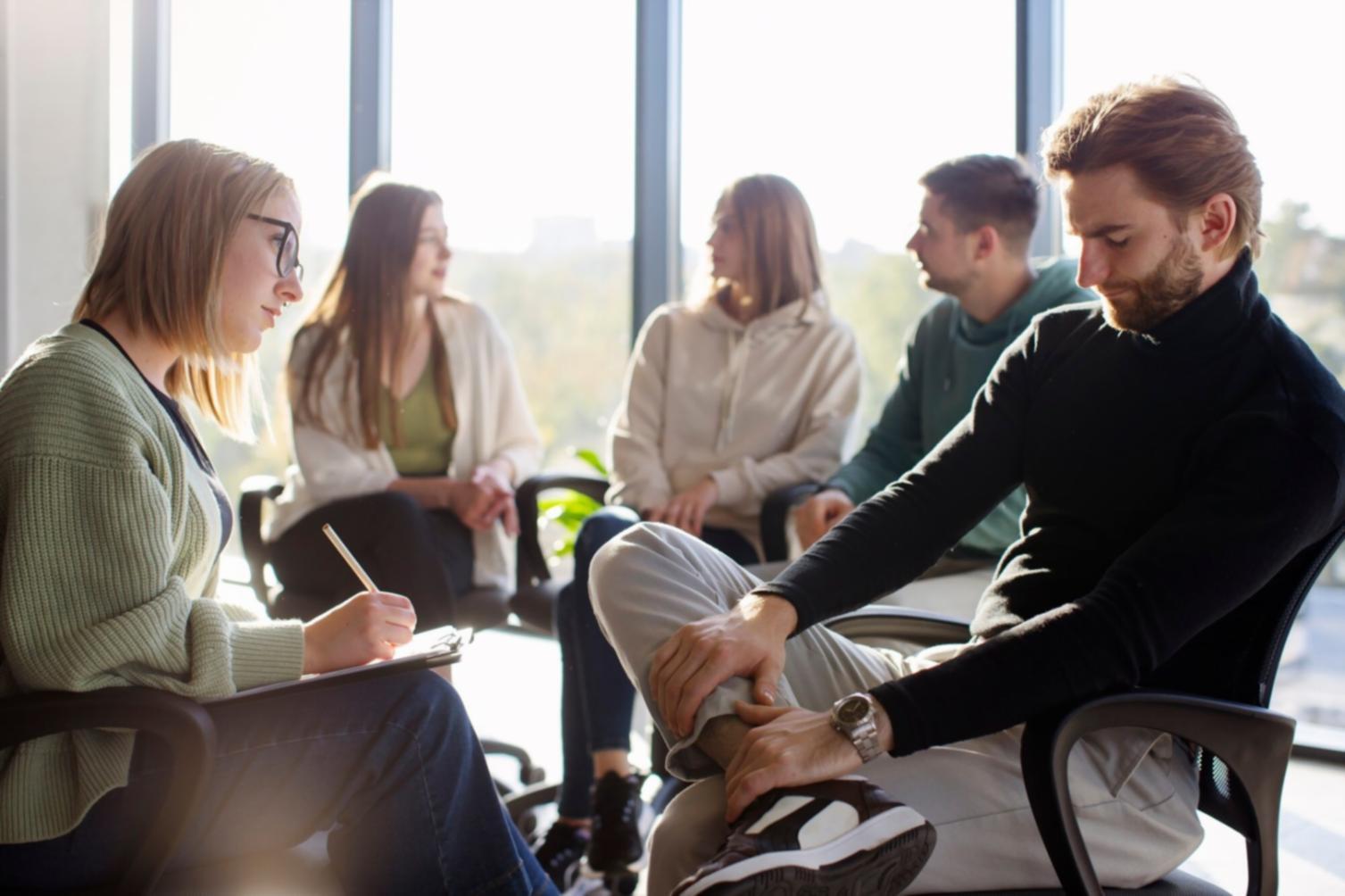 Entrepreneur arbeitet an Budgetplanung mit Laptop und Dokumenten